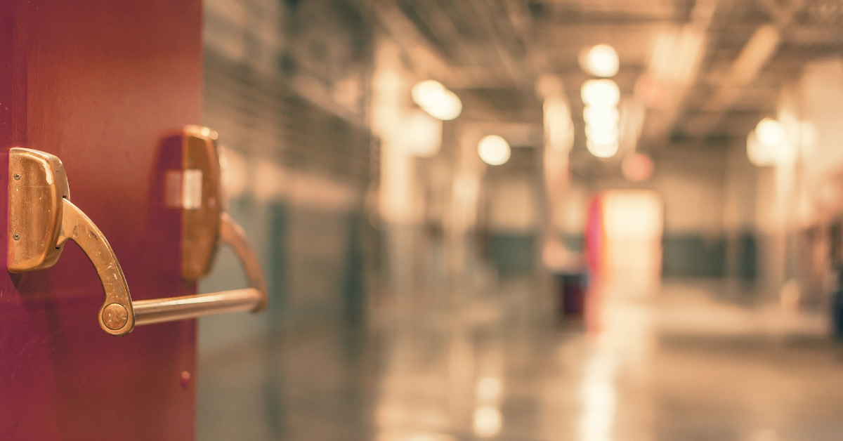 Porte ouverte donnant sur le couloir d'un hôpital.