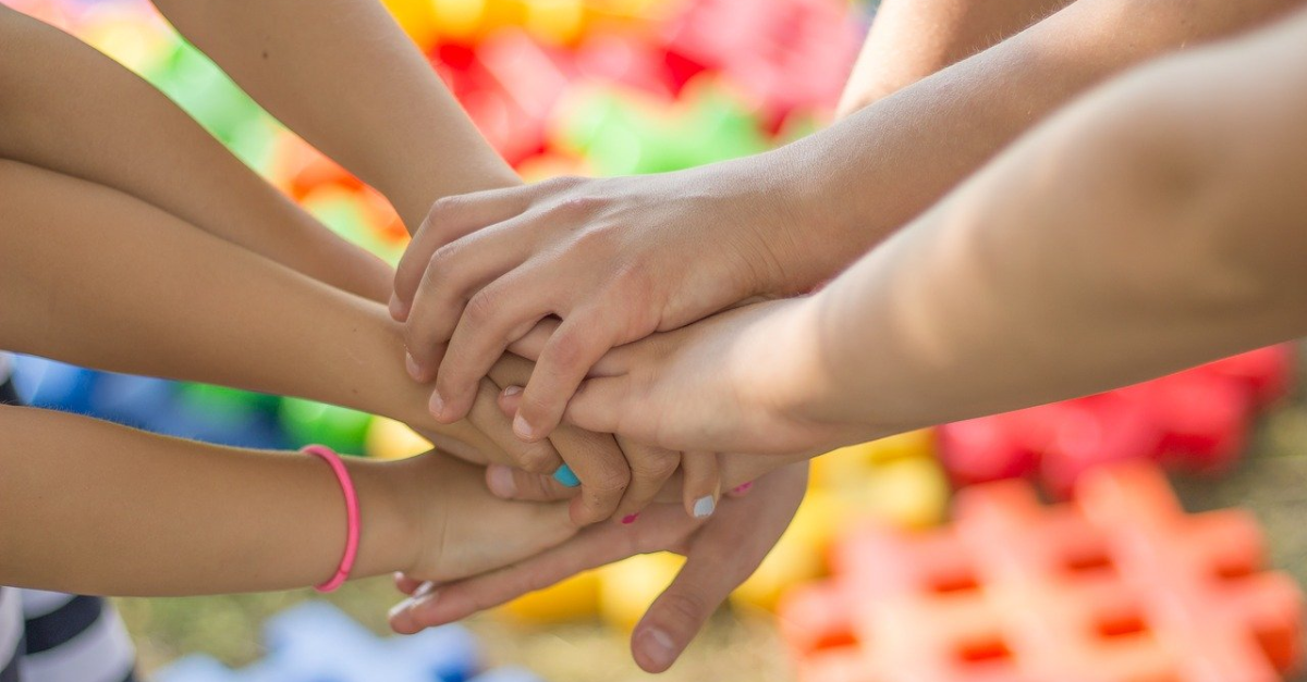 Mains d'enfants qui se touchent