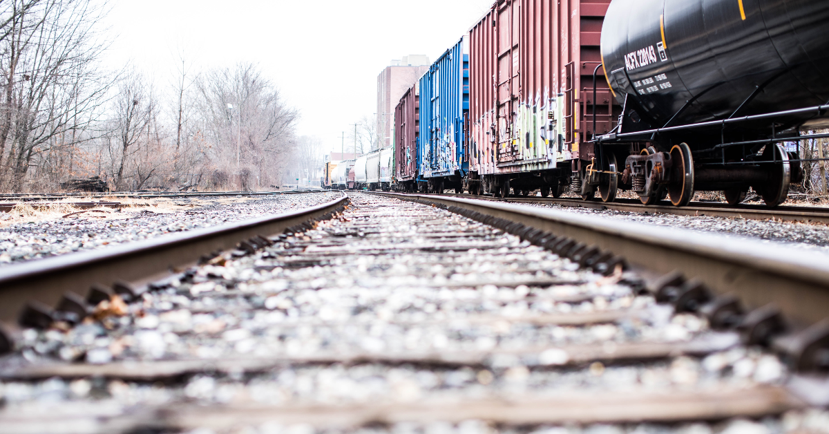 Voie ferrée et un train en attente