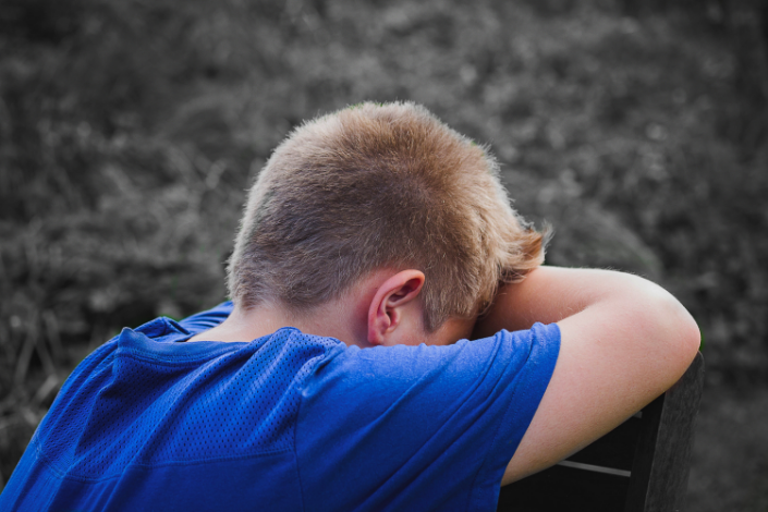 Jeune garcon exprimant de la tristesse