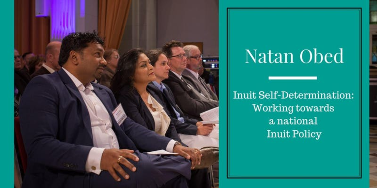 Shawn et Khush Singh assistant à une conférence.