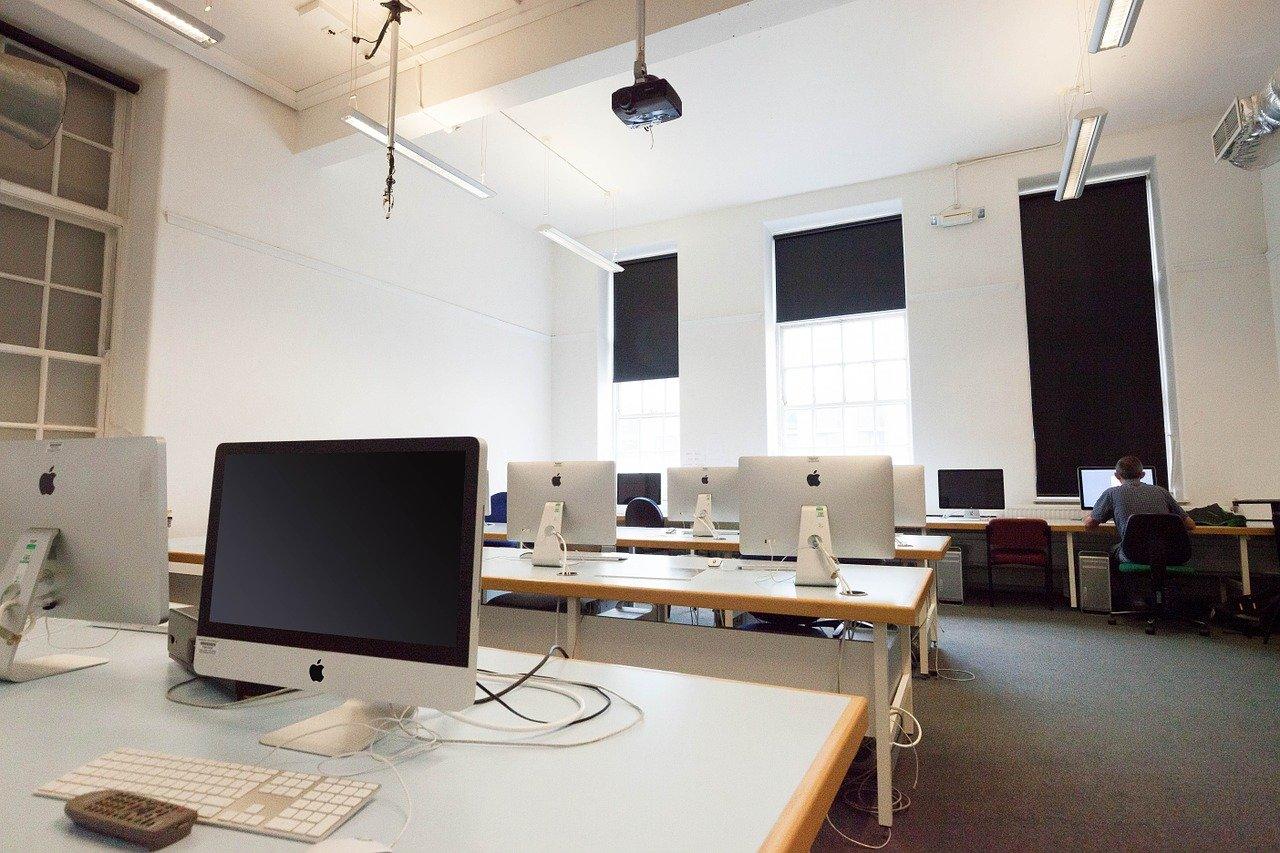Une salle de classe presque vide sauf un étudiant