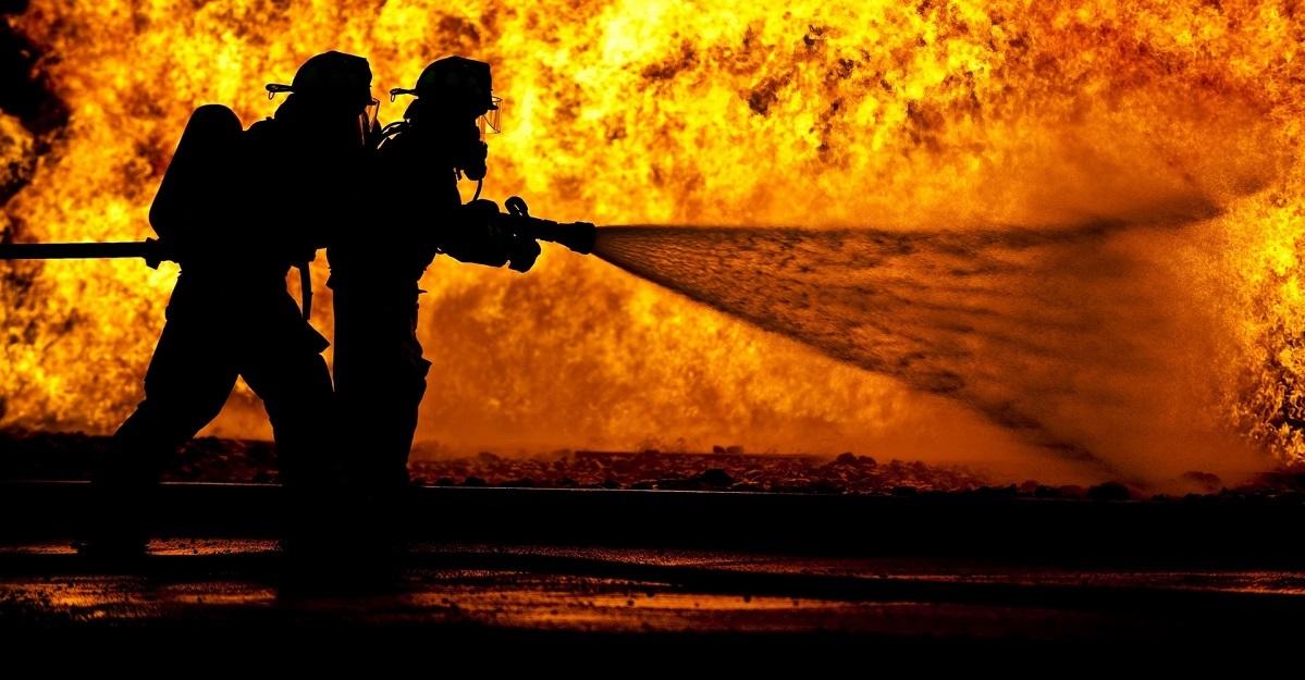 Pompiers combattant les feux de forêts