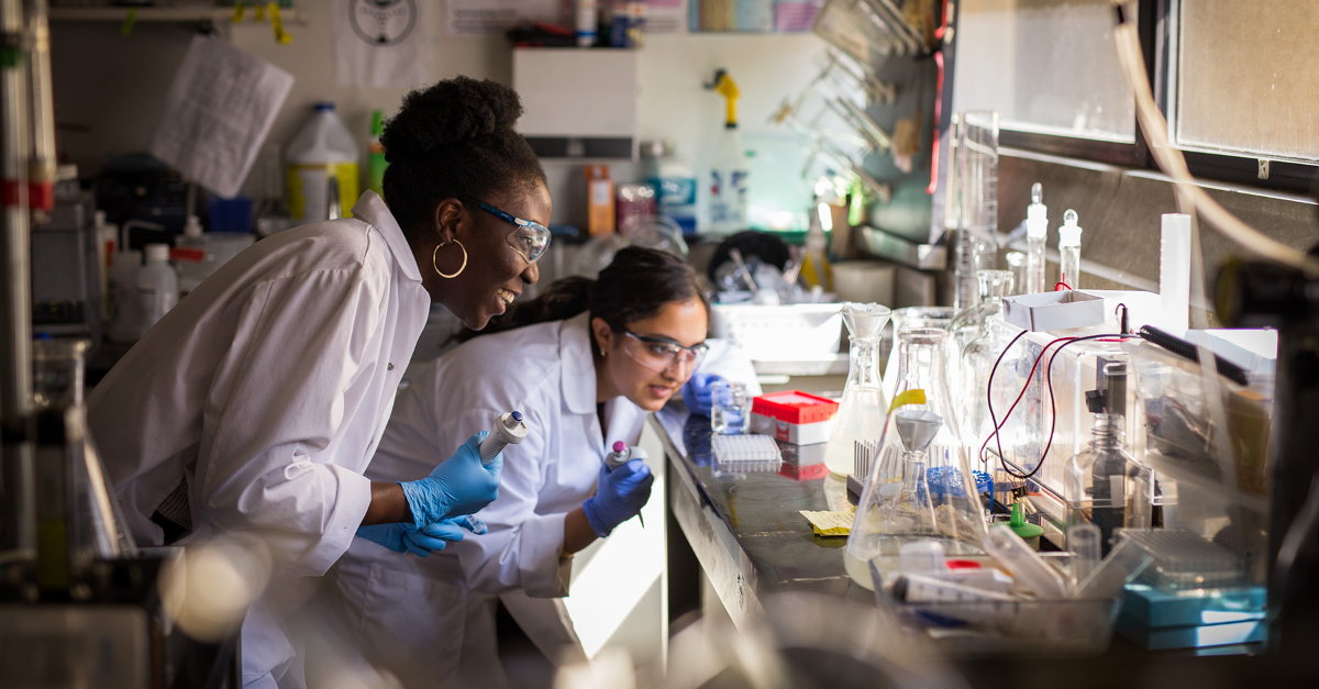 2 personnes dans un laboratoire de recherche