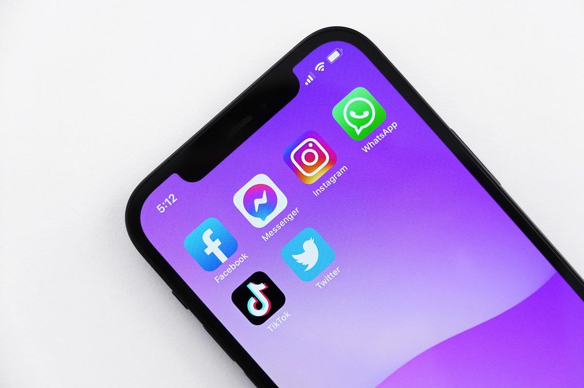 Téléphone portable avec les applications Facebook, Instagram et WhatsApp affichées