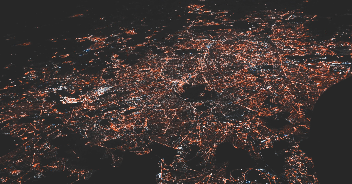 Une ville et ses lumières la nuit