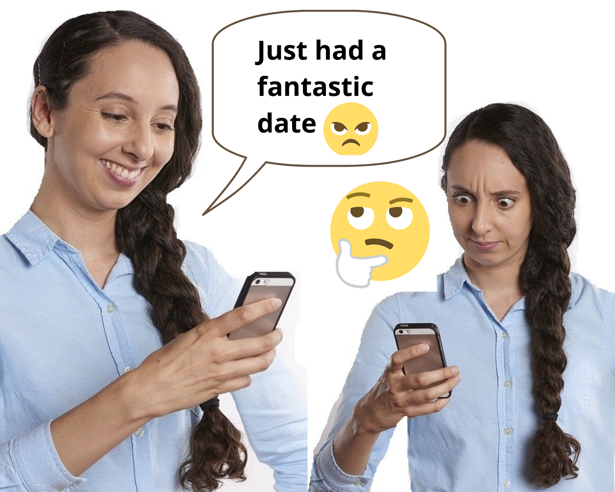 Une femme souriante envoie un SMS négatif avec un émoji positif et la femme qui le reçoit a l'air consternée