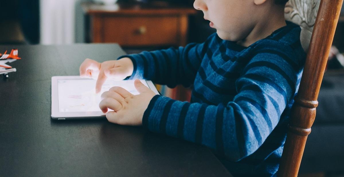 Enfant utilisant un iPad