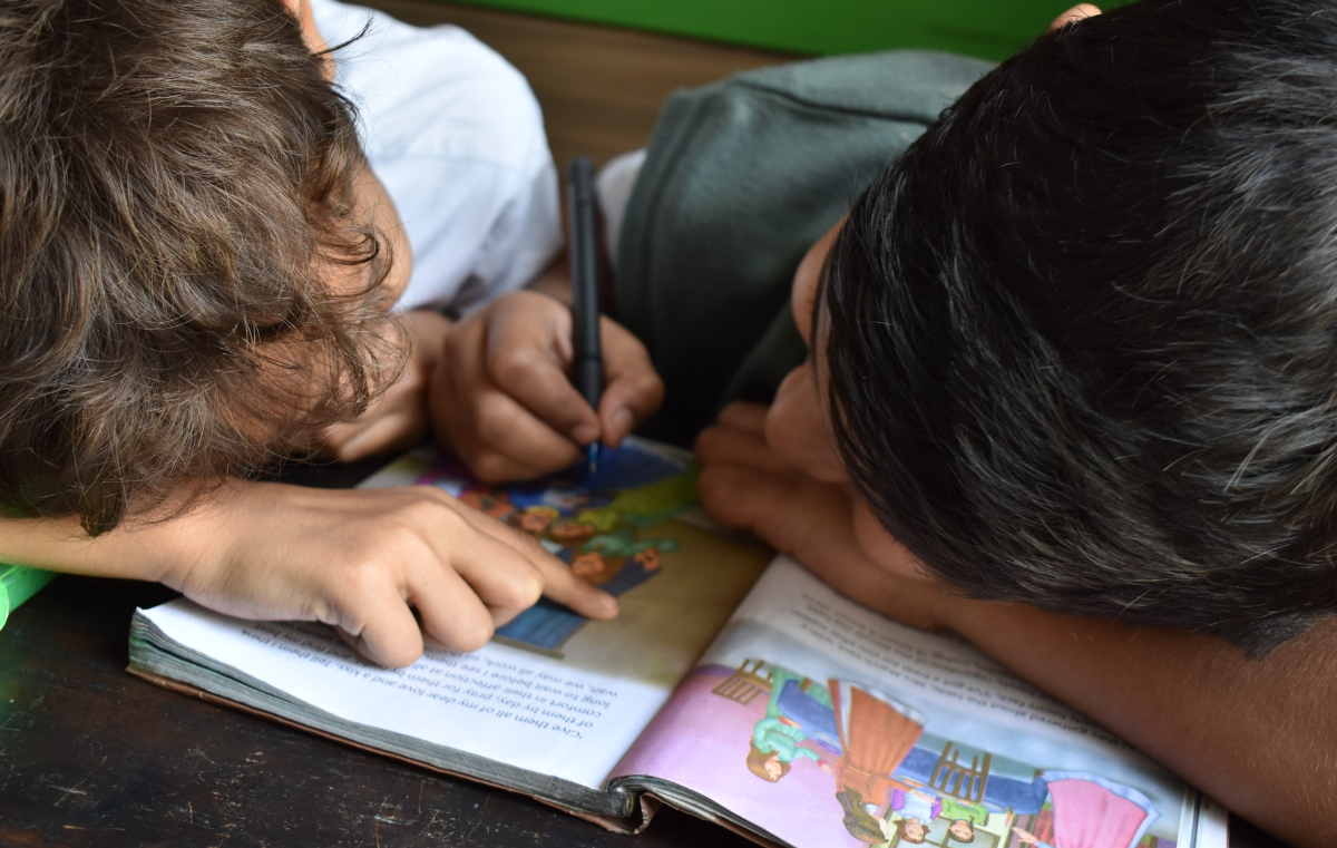 Deux enfants qui lisent un livre