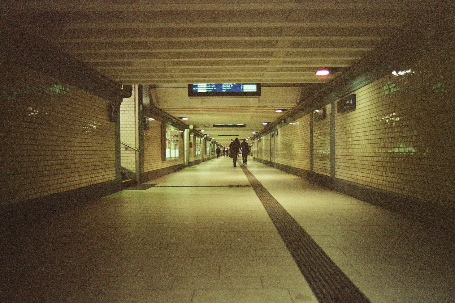 Quai de gare vide la nuit