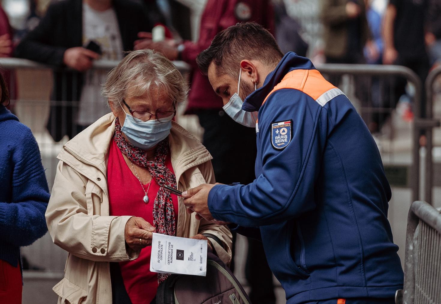 La police vérifie la preuve de la documentation relative au vaccin COVID-19