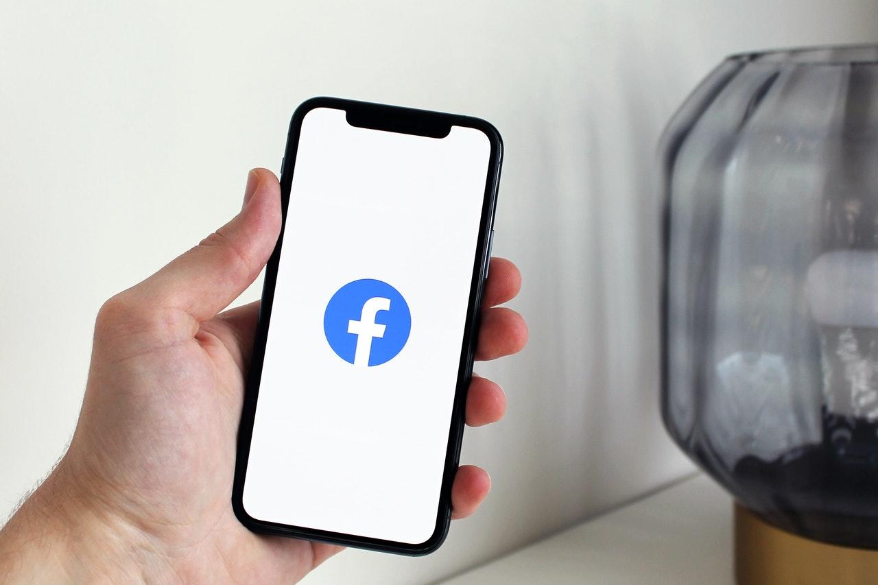 Application Facebook sur une téléphone portable