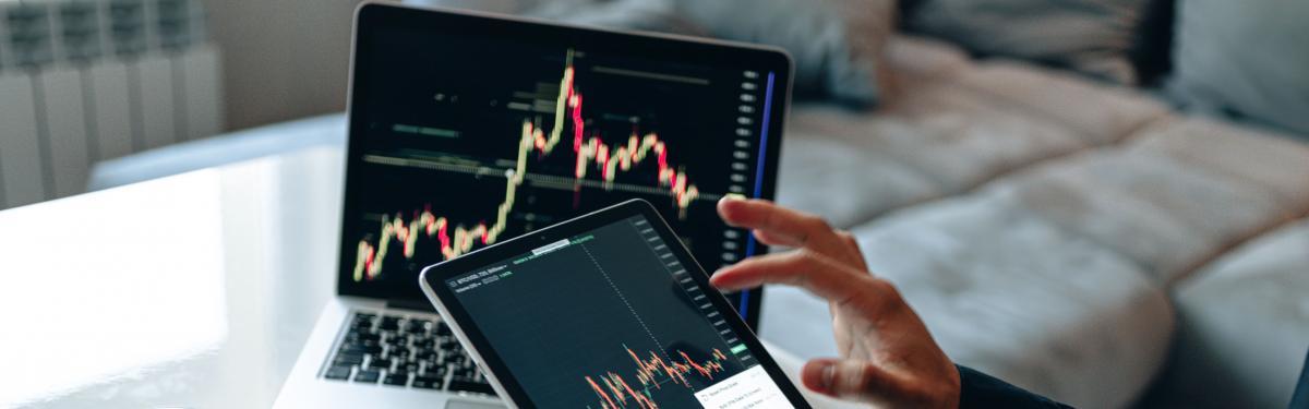 Écran d'ordinateur affichant des graphiques