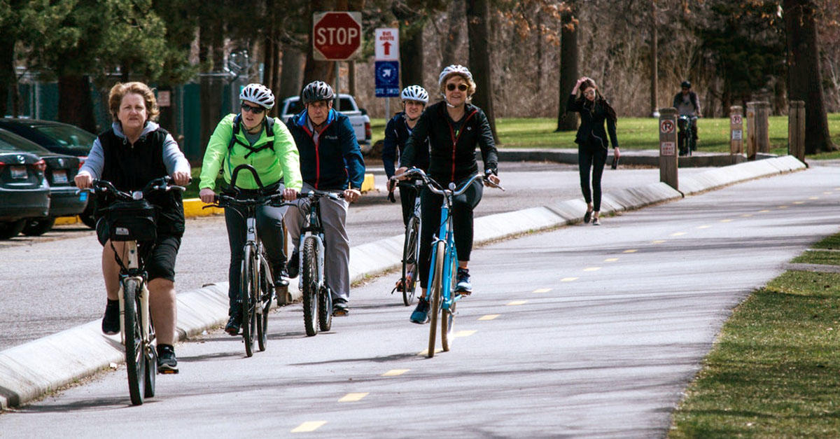 Des adultes se déplacent à vélo