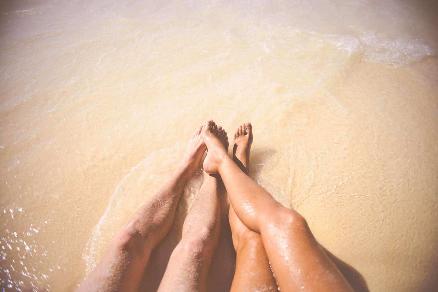 Couple relaxant sur la plage