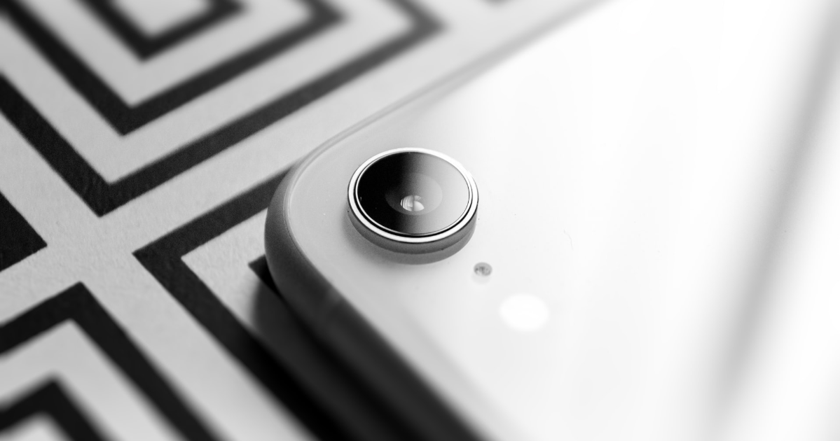 Un téléphone intelligent, avec l'accent sur la caméra au dos