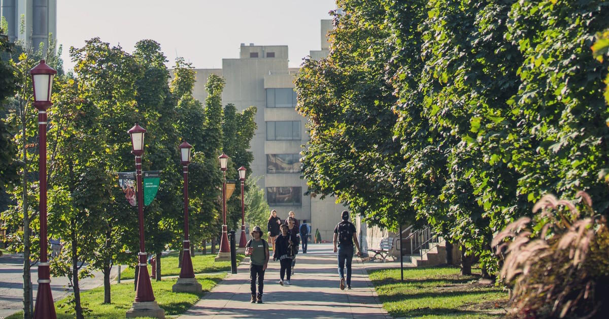  Des étudiants se promènent sur le campus de l'Université d'Ottawa.