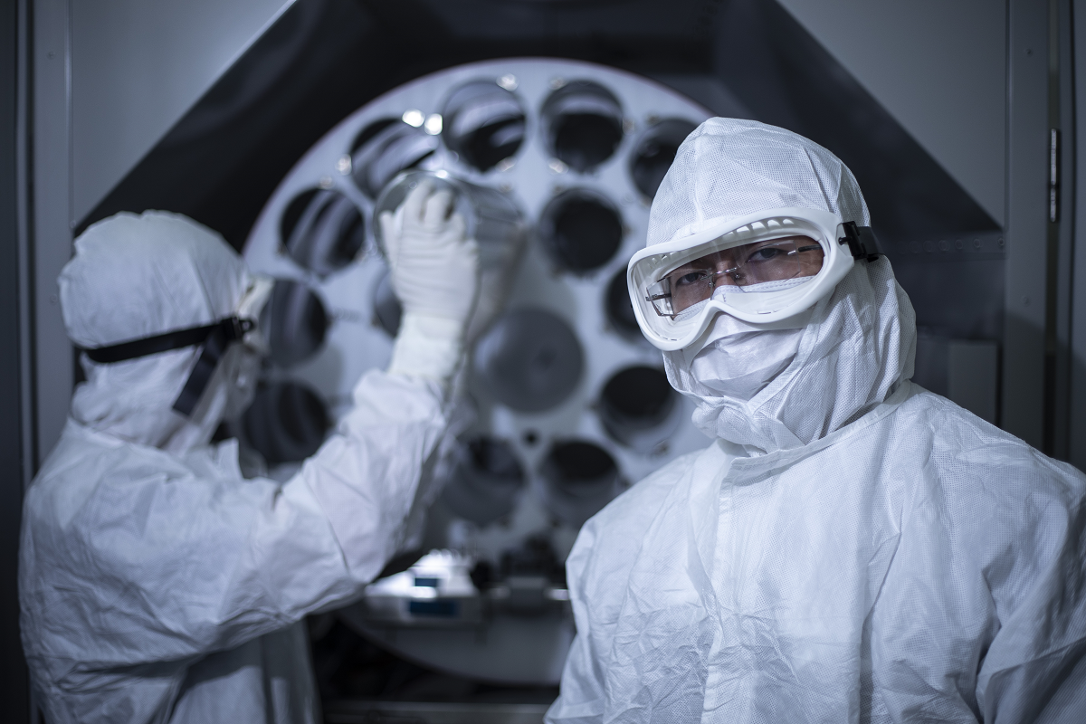 Des travailleurs de laboratoire pleinement protégés