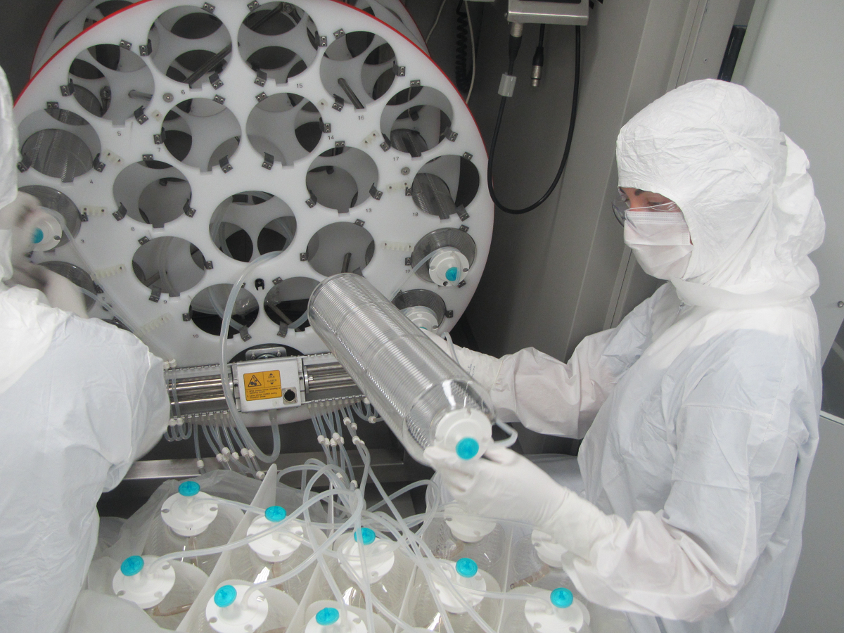 Technicien de laboratoire en EPI manipulant des échantillons