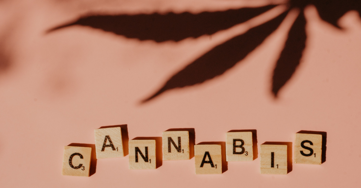 Une série de lettres forment le mot cannabis