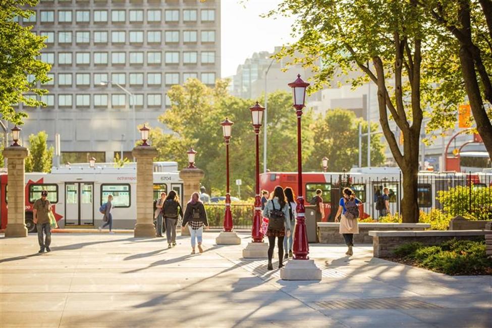 Personnes marchant sur le campus de l'Université d'Ottawa