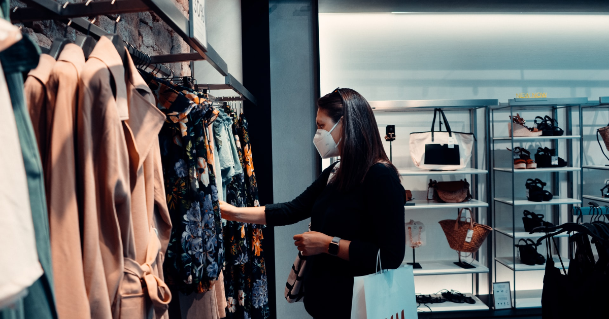 Femme qui porte un masque en magasinant