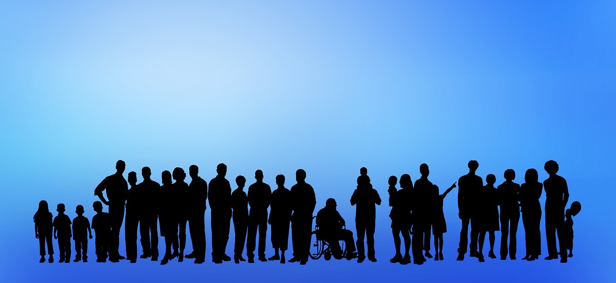 Un grand groupe de personnes dans l'ombre