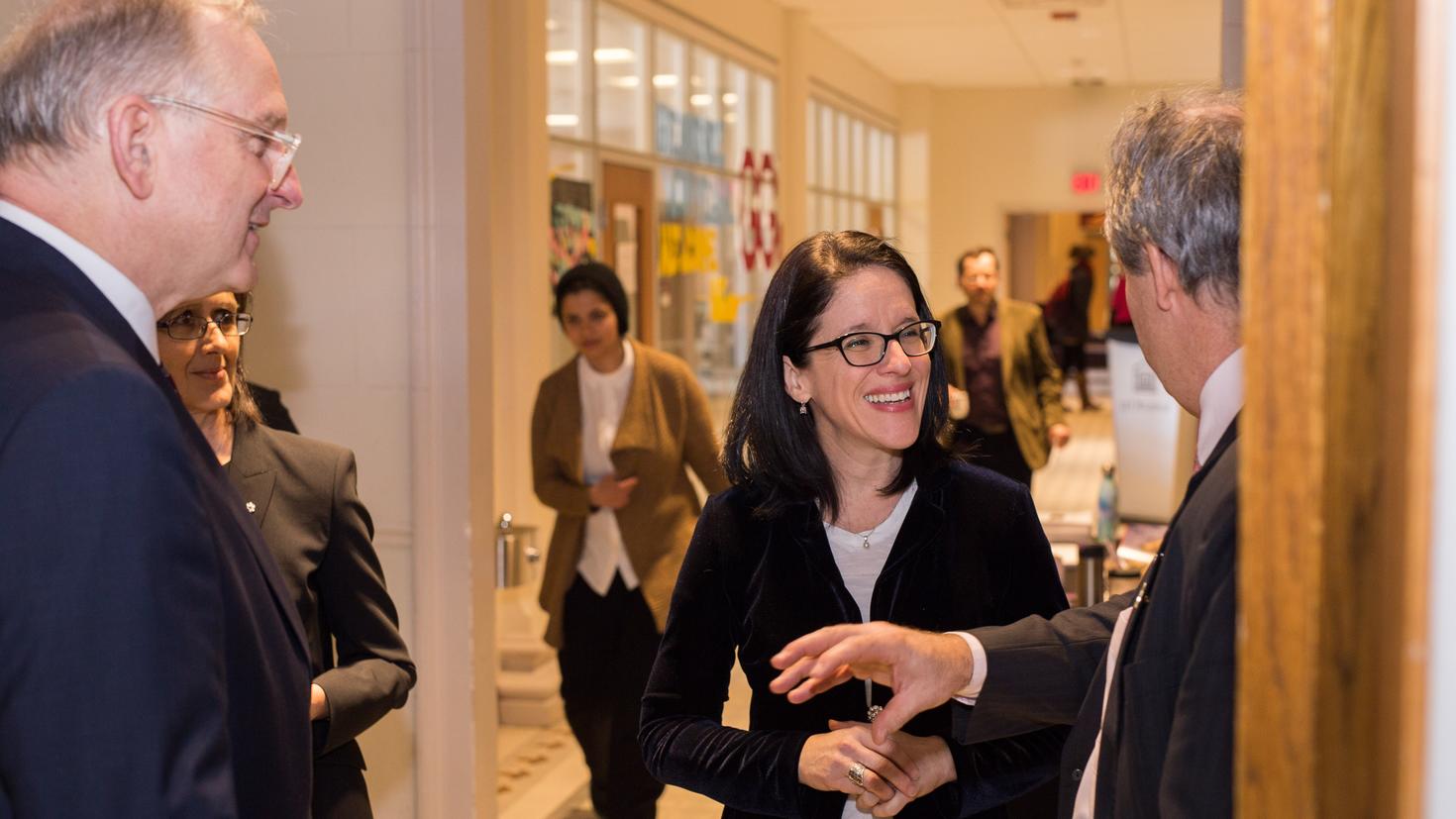 La ministre Sonia Lebel en compagnie de Jacques Frémont et Linda Cardinal.
