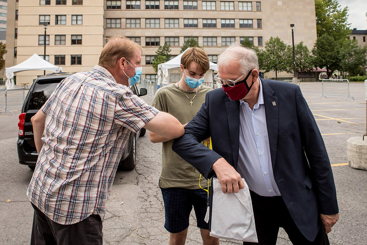 Le président Fremont salue un parent en lui touchant les coudes