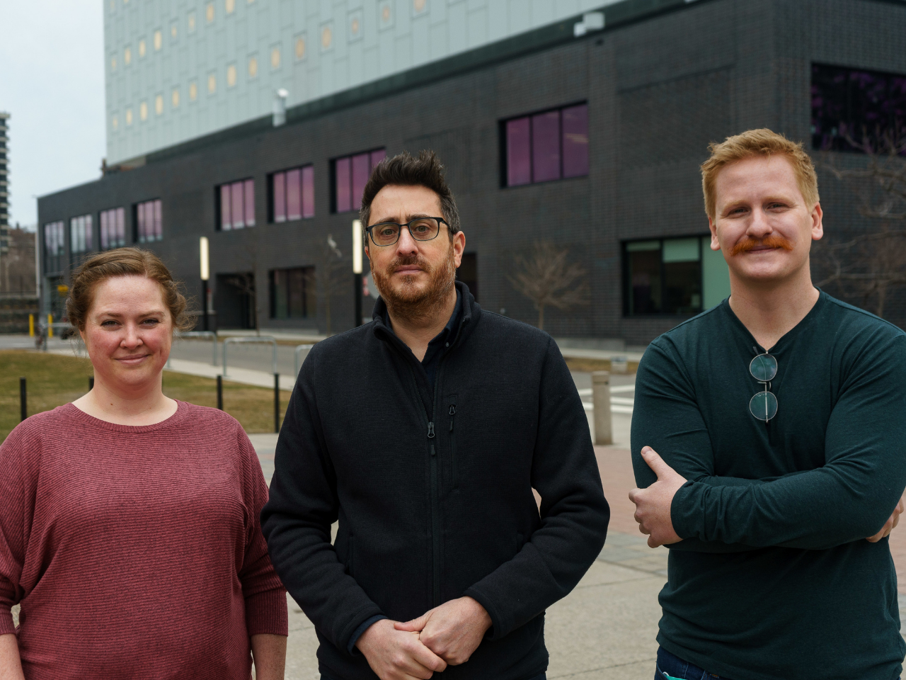 L’associée de recherche Erin McConnell, le professeur Vincent Tabard-Cossa et l’étudiant au doctorat Martin Charron