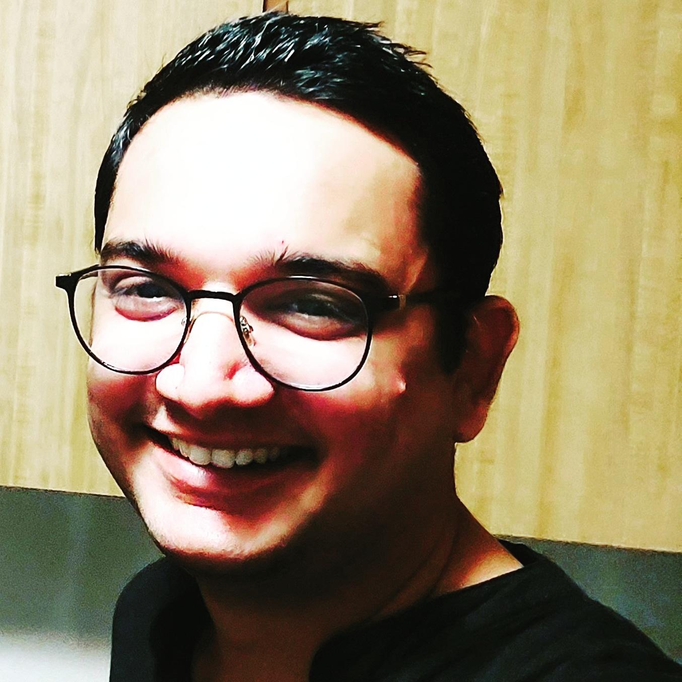 Une photo de Jatin souriant