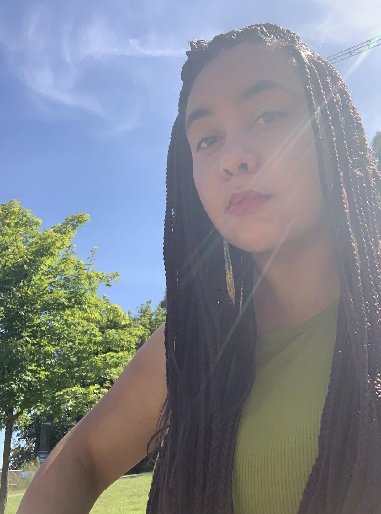 Victoria assise dans un parc