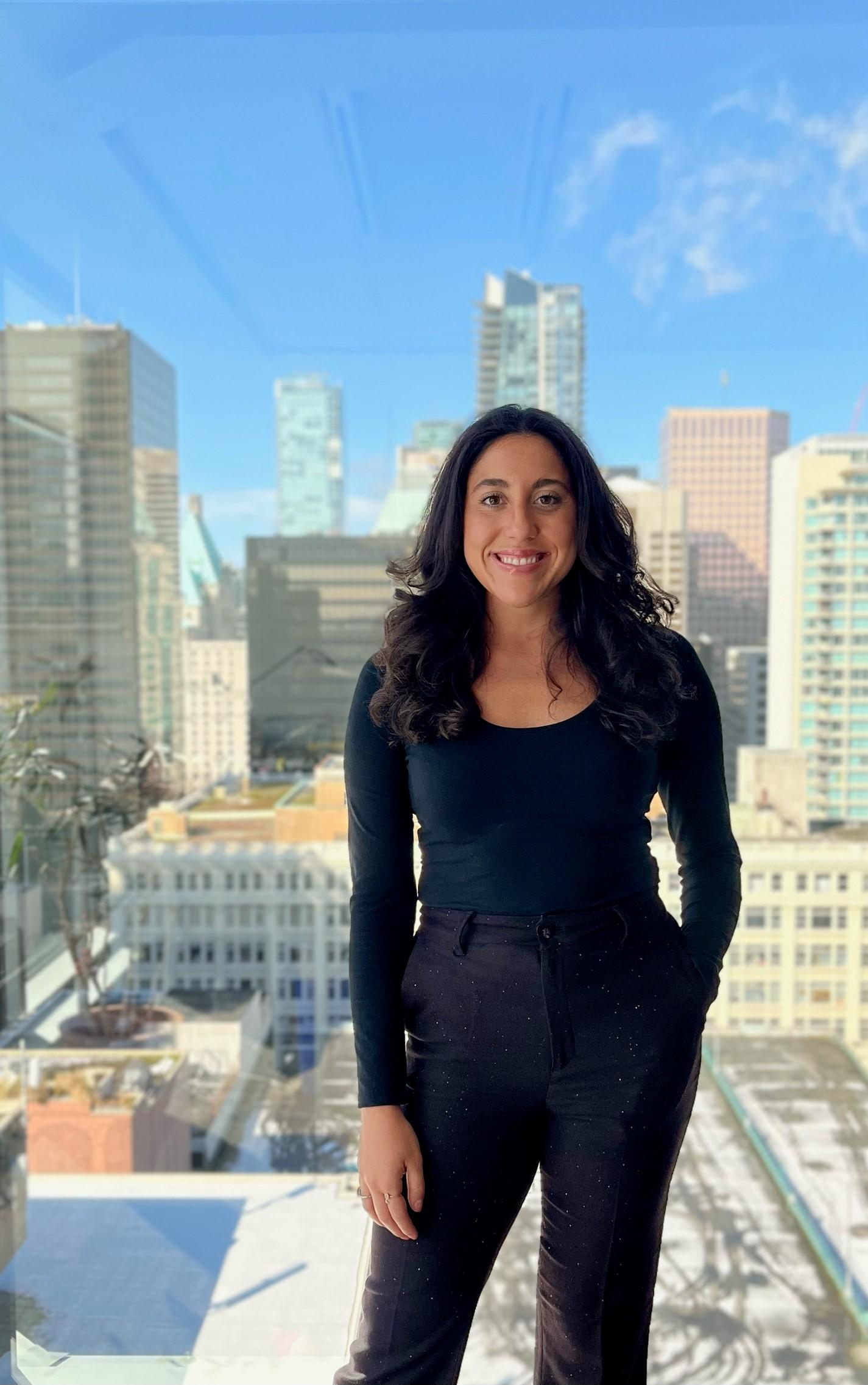 Malorie debout avec des bâtiments en arrière-plan