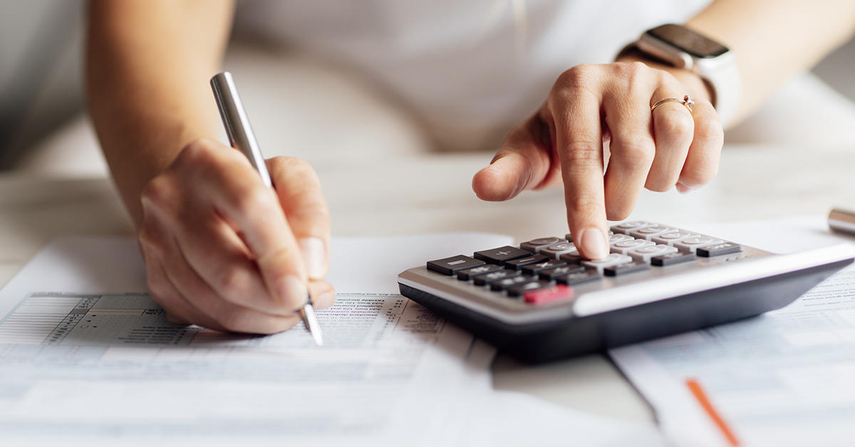 Quelqu'un établit un budget et calcule