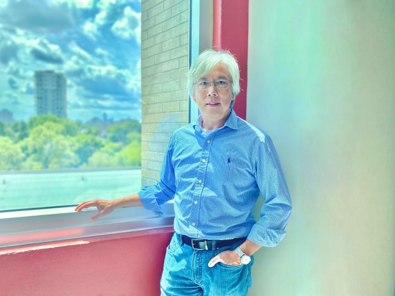 Laurie Chan pose devant une fenêtre