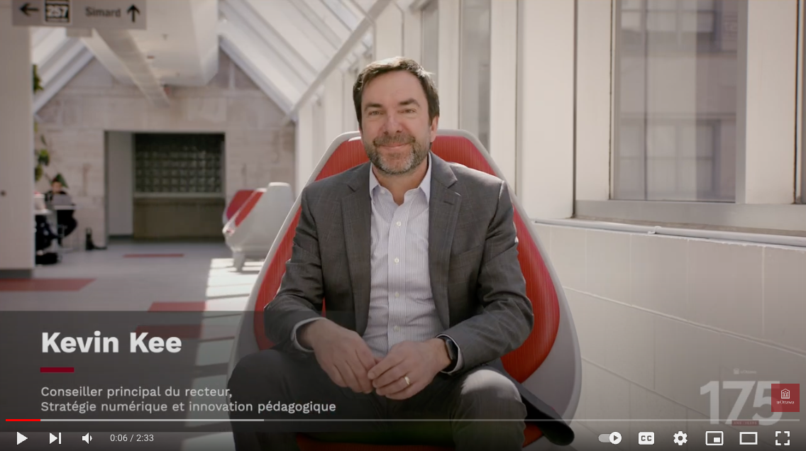 Kevin Kee assis sur une chaise.