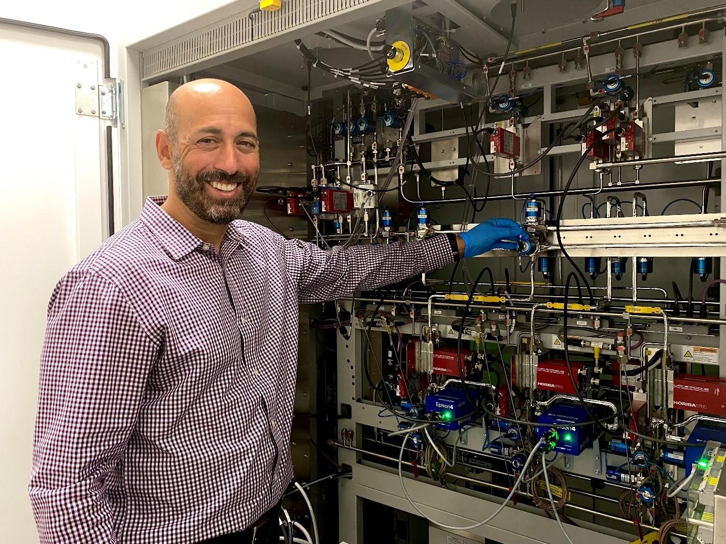 Le professeur James Gupta ajuste les valves pneumatiques du système 2D-MOCVD.