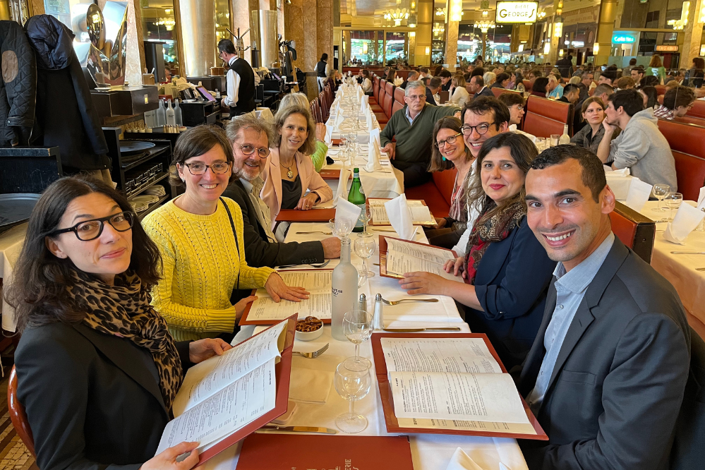 Les professeur.e.s et les organisateurs du programme trouvent le temps d'établir des liens plus sociaux.