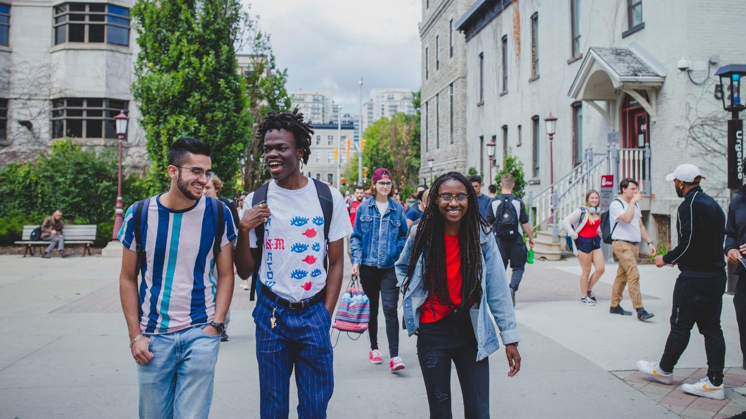 Étudiants et étudiantes marchant sur le campus