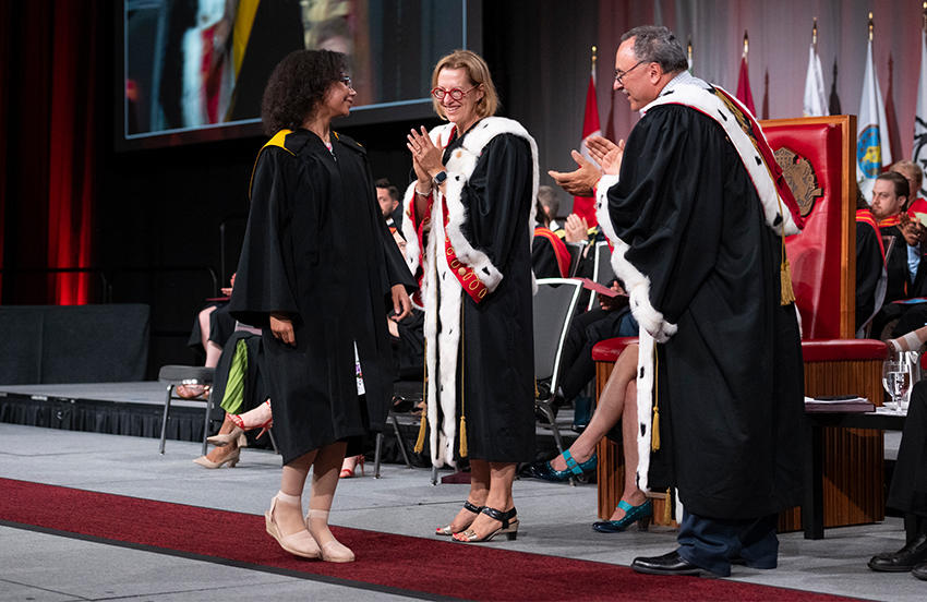 Anthaea Grace, diplômée de 12 ans, traversant la scène.