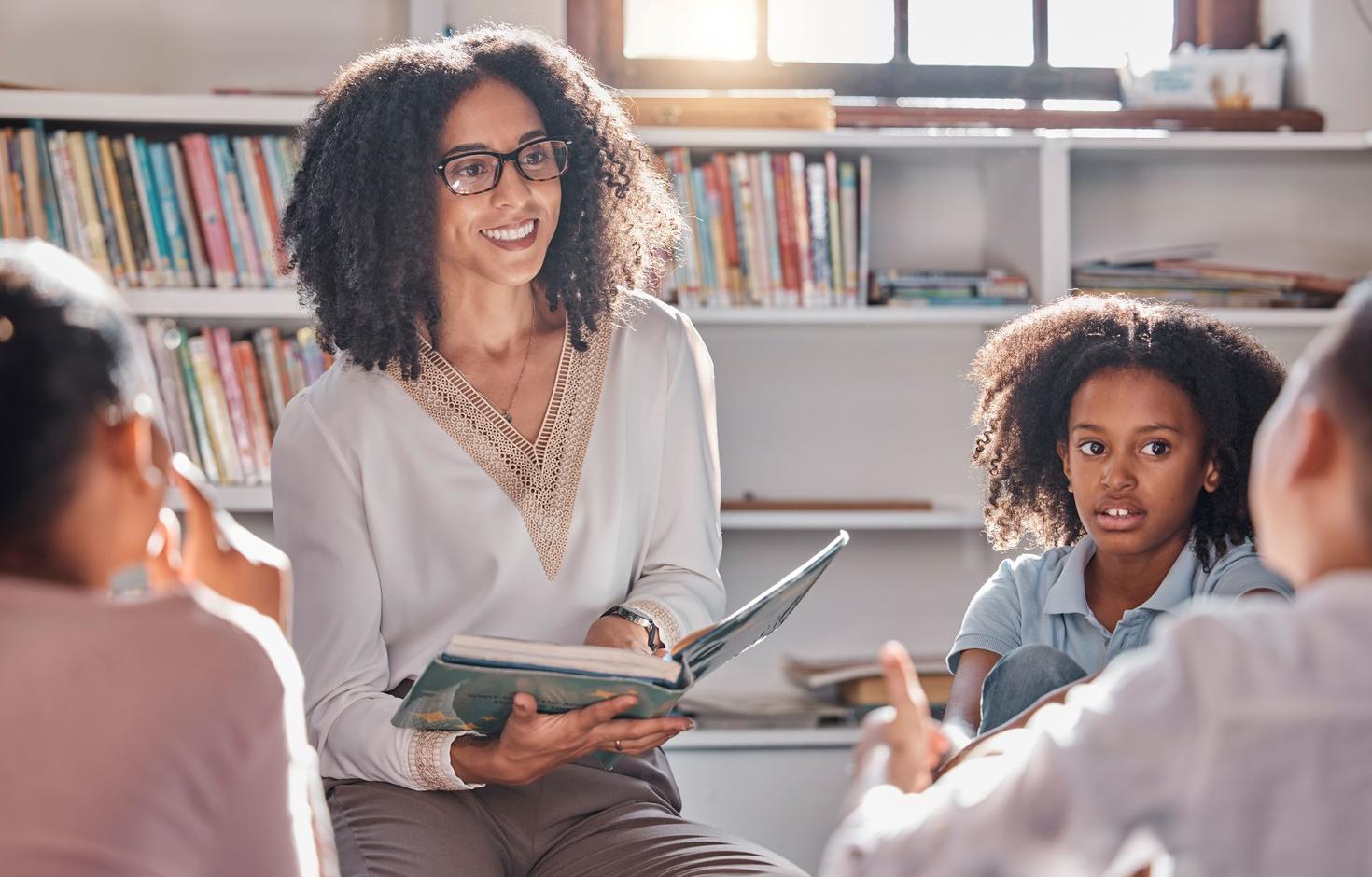 Enseignante d'origine africaine en classe avec des enfants