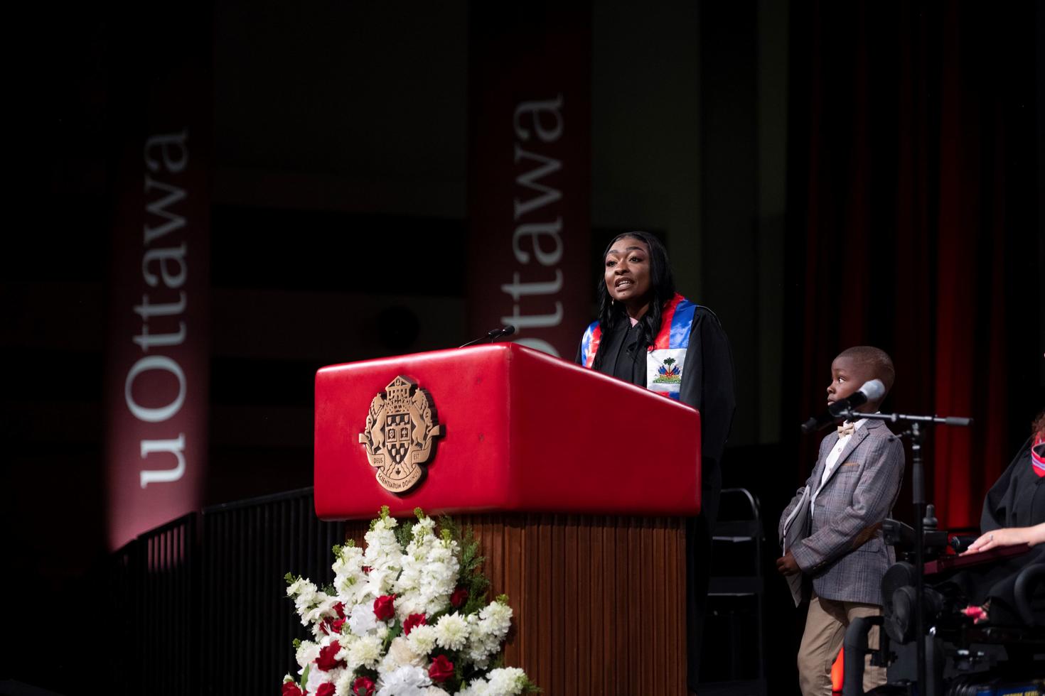 Kenchina lors de la cérémonie de remise des diplômes, prononçant son discours de major de promotion