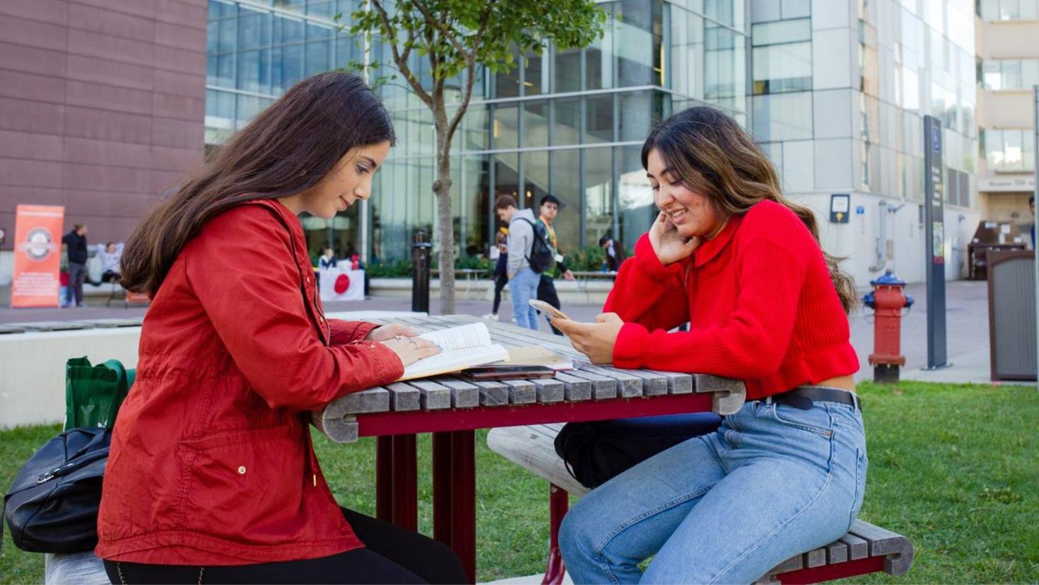 Deux étudiantes étudie sur le campus.