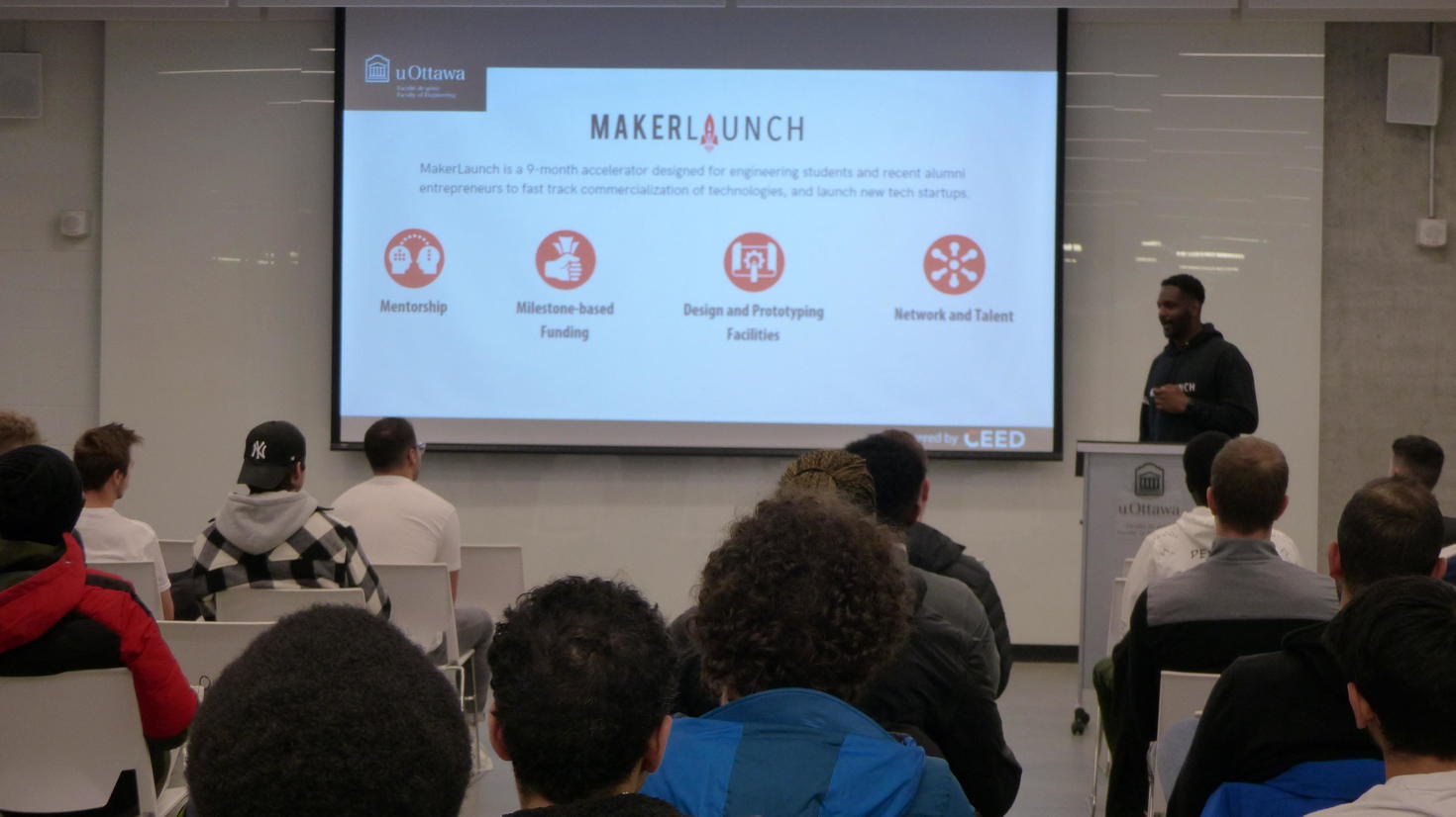La communauté étudiante regarde la présentation de MakerLaunch