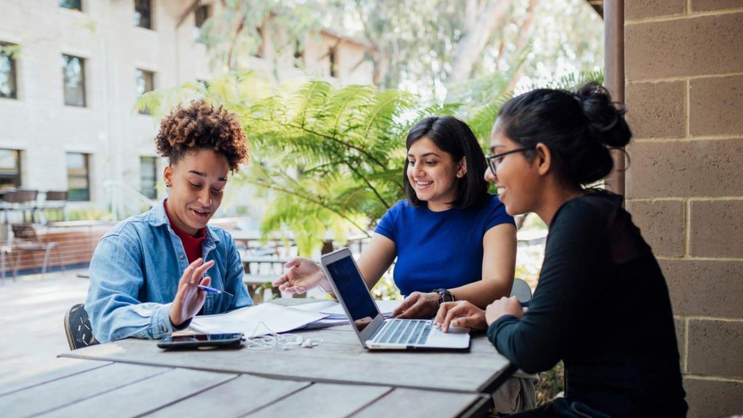 Groupe d'étudiants travaillant ensemble