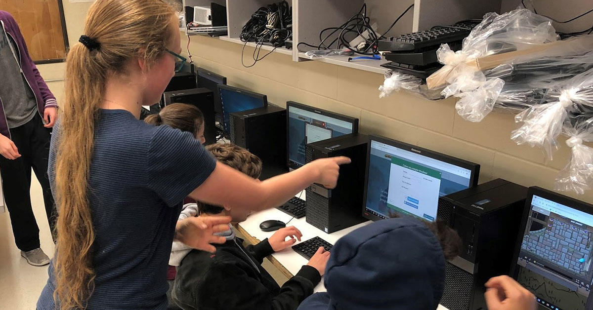 Angéline teaches computer programming to young high school students.