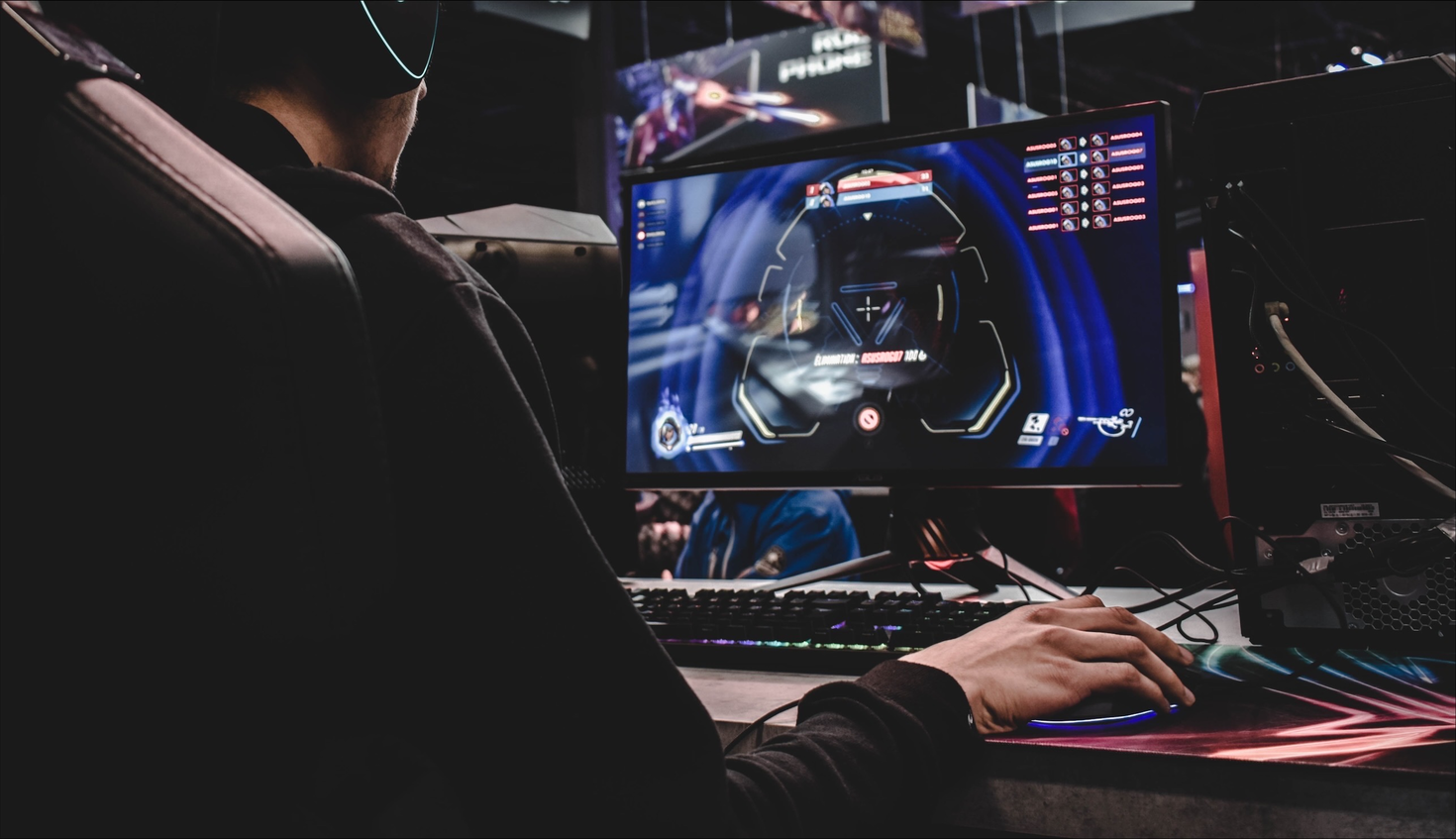 Joueur de sport électronique sur ordinateur.