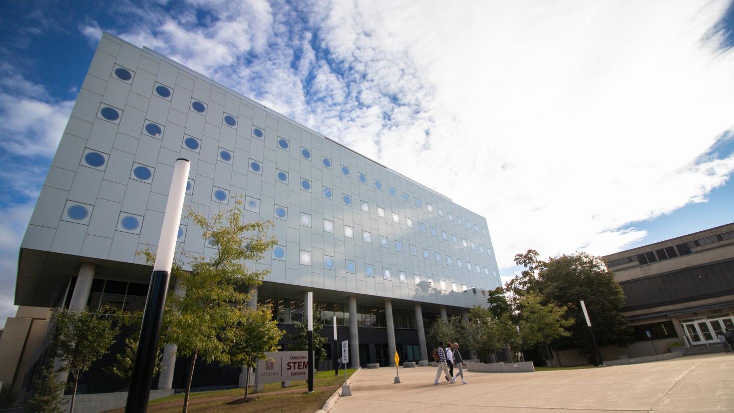 Le complexe STEM sur le campus de l'Université d'Ottawa.