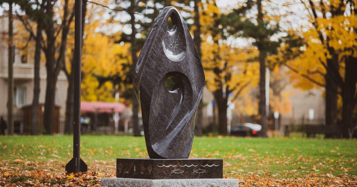 Monument autochtone érigé sur la pelouse du pavillon Tabaret