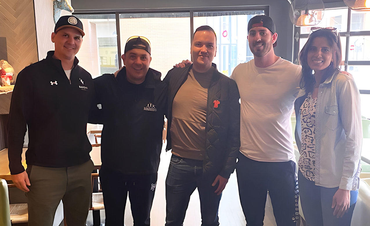 un groupe de 5 personnes se tenant côte à côte